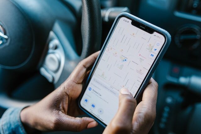 A user preparing to share his location on Google Maps.